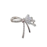 Brosa eleganta zirconii Elek