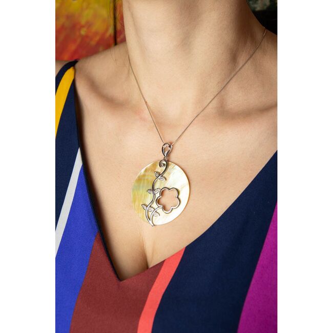 Pandantiv sidef cu insertii din argint